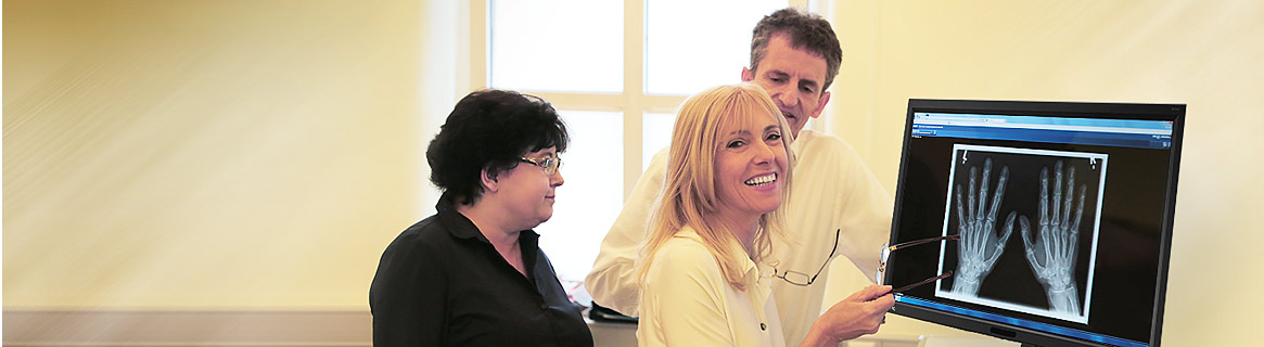 Kirchgässner, Weis, Bellm diskutierend vor dem Röntgenmonitor